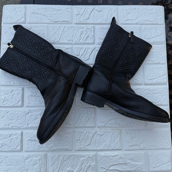 Tory Burch Black Leather Boots in a Size 11 Women’s - Picture 2 of 12